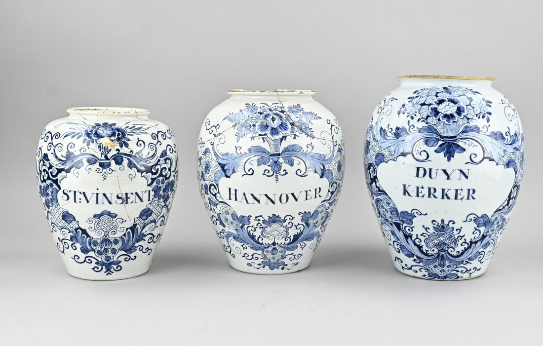 Set of tobacco jars (3x): Three 18th-century Delft faience tobacco jars. 1x St. Vinsent (glued). 1x Hannover (glued). 1x Duyn Kerker, AP, (good). Dimensions: H 24 - 30 cm. In fair/good condition.