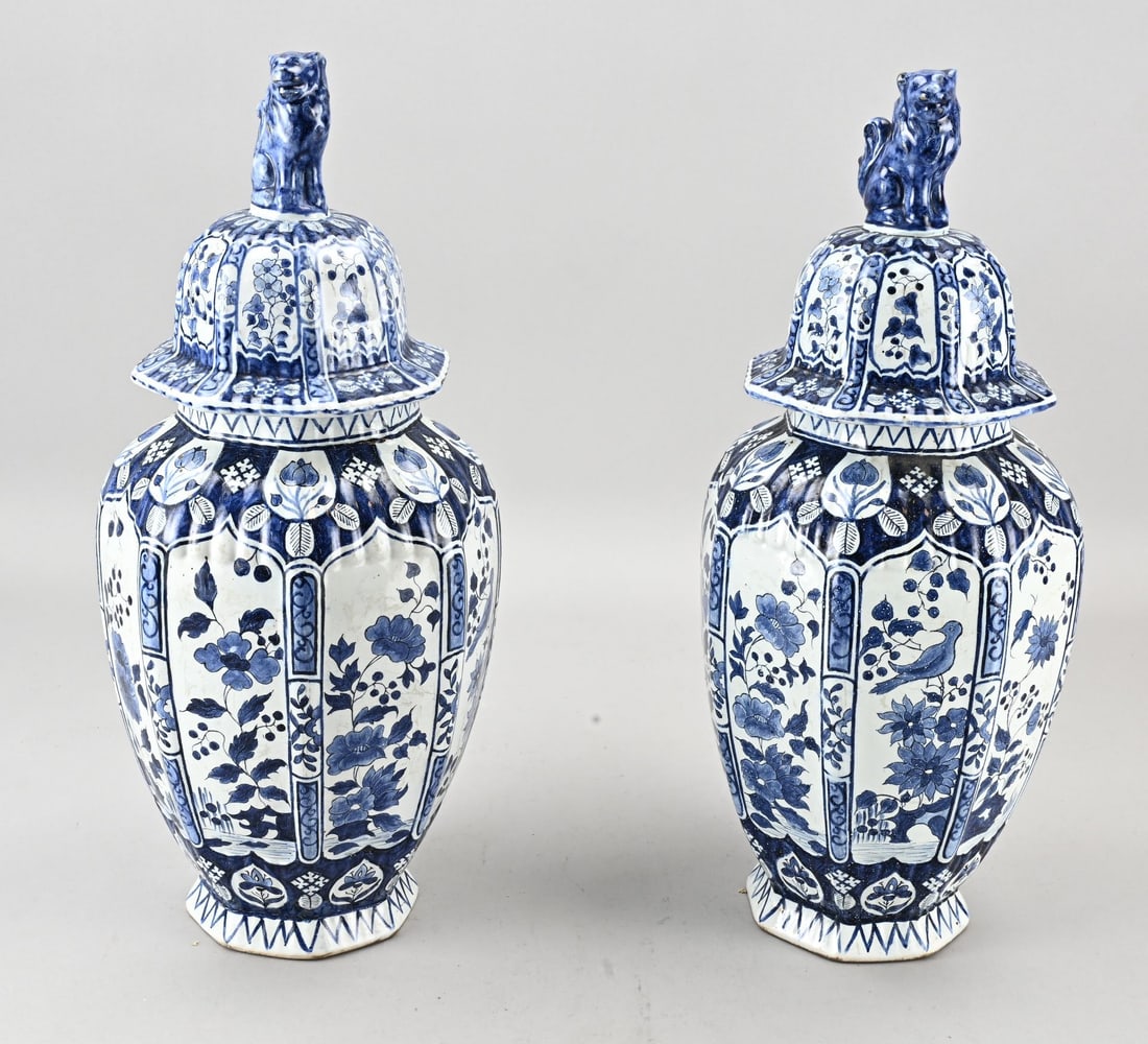 Set of Delft vases, H 43 cm.: Two antique Delft faience lidded vases with chinoiserie decoration. Octagonal. Dimensions: H 43 cm. In good condition.