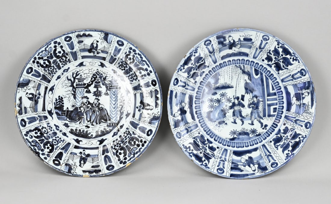 2x Delft plate Ø 35 - 36 cm.: Two 18th-century Delft faience plates with chinoiserie motifs. One in good condition, one with a crack. Dimensions: Ø 35 - 36 cm. In fair/good condition.