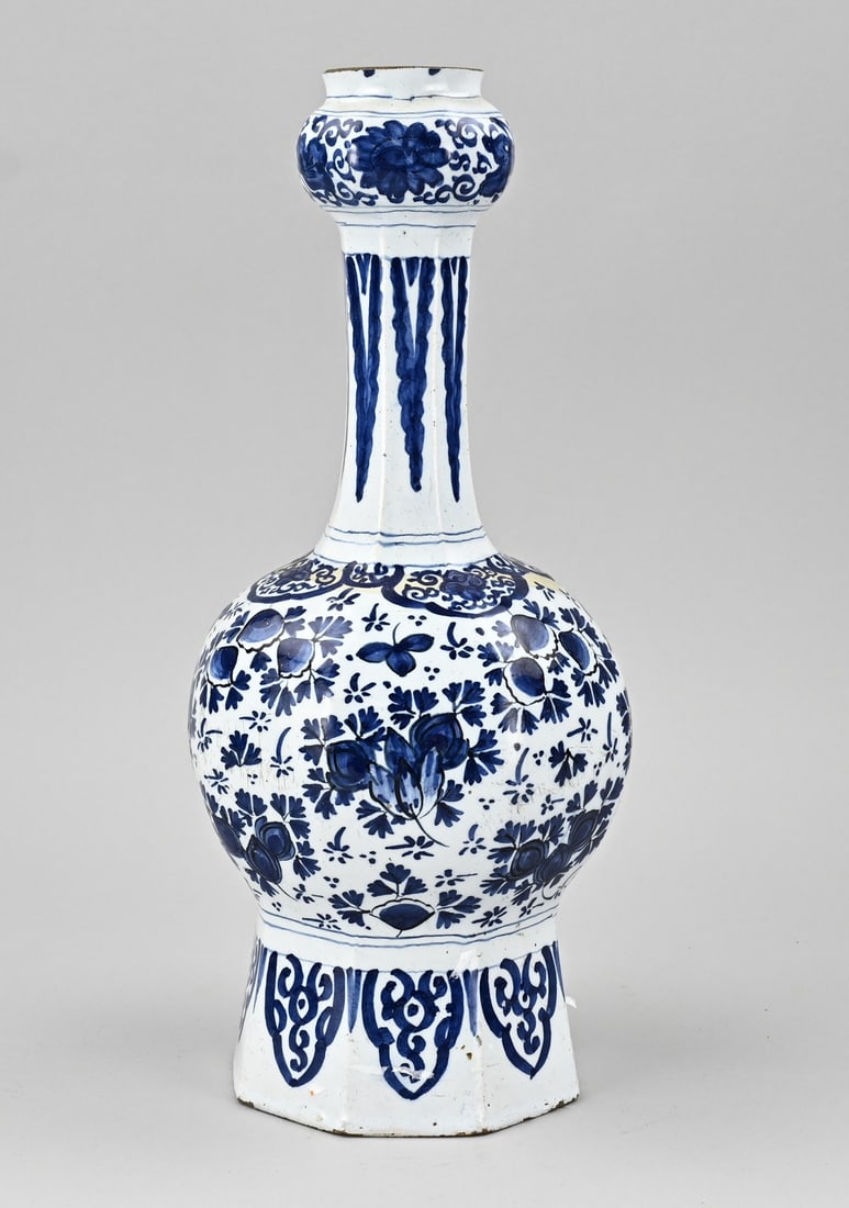 Delft knobbed vase, H 36 cm.: 18th-century Delft (octagonal) faience bulbous vase with floral decoration. With base mark. Dimensions: H 36 cm. In good condition.