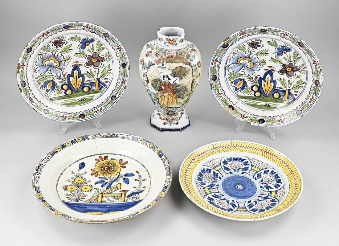 5x Delft faience: Five pieces of Delft faience. 18th century. Consisting of: four plates + one vase. Plates: good. Vase: restorations, etc. Dimensions: 30 x 34 cm. In fair/good condition.