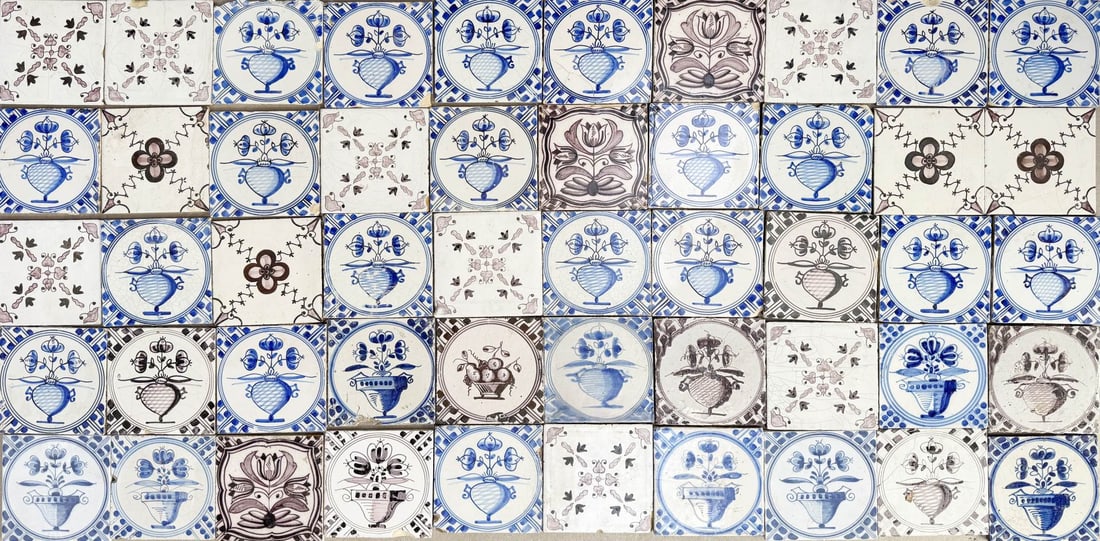 Lot of various tiles (50 pcs.): Lot of 50 tiles of various types, mainly flowerpot tiles. Blue, manganese color. Also a few other types of tiles. Dimensions: 13 x 13 cm. 19th - 20th Century. In good condition.