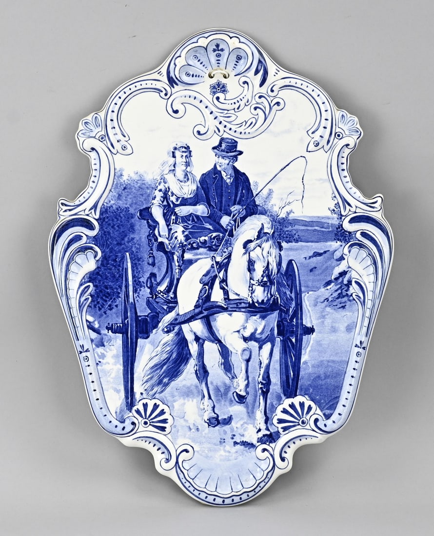 Delft wall plaque: Antique Delft faience wall plaque depicting a Frisian carriage. After a painting by Otto Eerelman. Dimensions: H 48 x W 35 cm. In good condition.