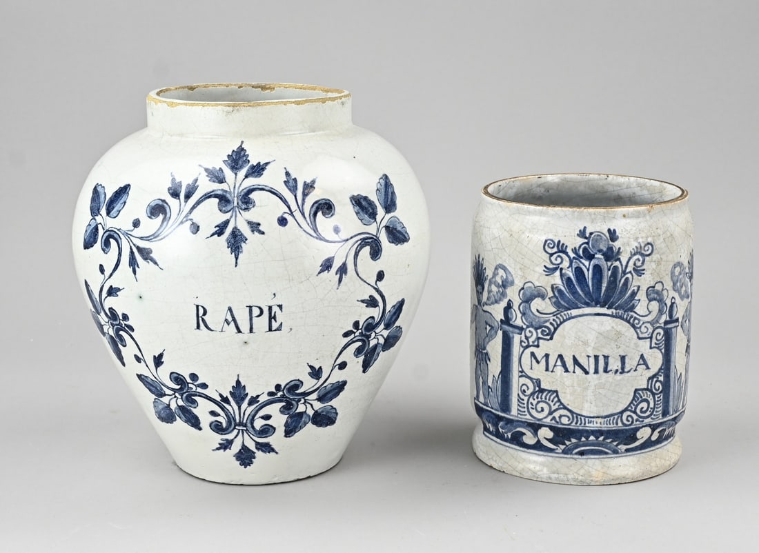 2x Delft tobacco jar: Two 18th-century Delft faience tobacco jars. 1x Rapé, floral decoration. 1x Manilla with South American figures. Dimensions: 16.5 x 23 cm. In good condition.