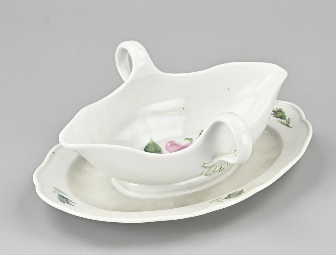 Meissen sauce bowl: German Meissen porcelain sauce boat with rose decoration. Circa 1930 - 1940. Dimensions: 26 x 10 x 18 cm. In good condition.