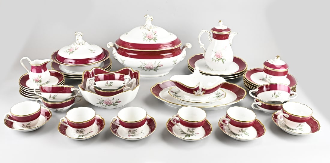 Hutschenreuther tableware: Extensive Hutschenreuther dinner service. Germany. 20th century. Decoration: Cardinal, floral/gold decoration. Minor chipping possible. Dimensions: 9 x 35 cm. In good condition.
