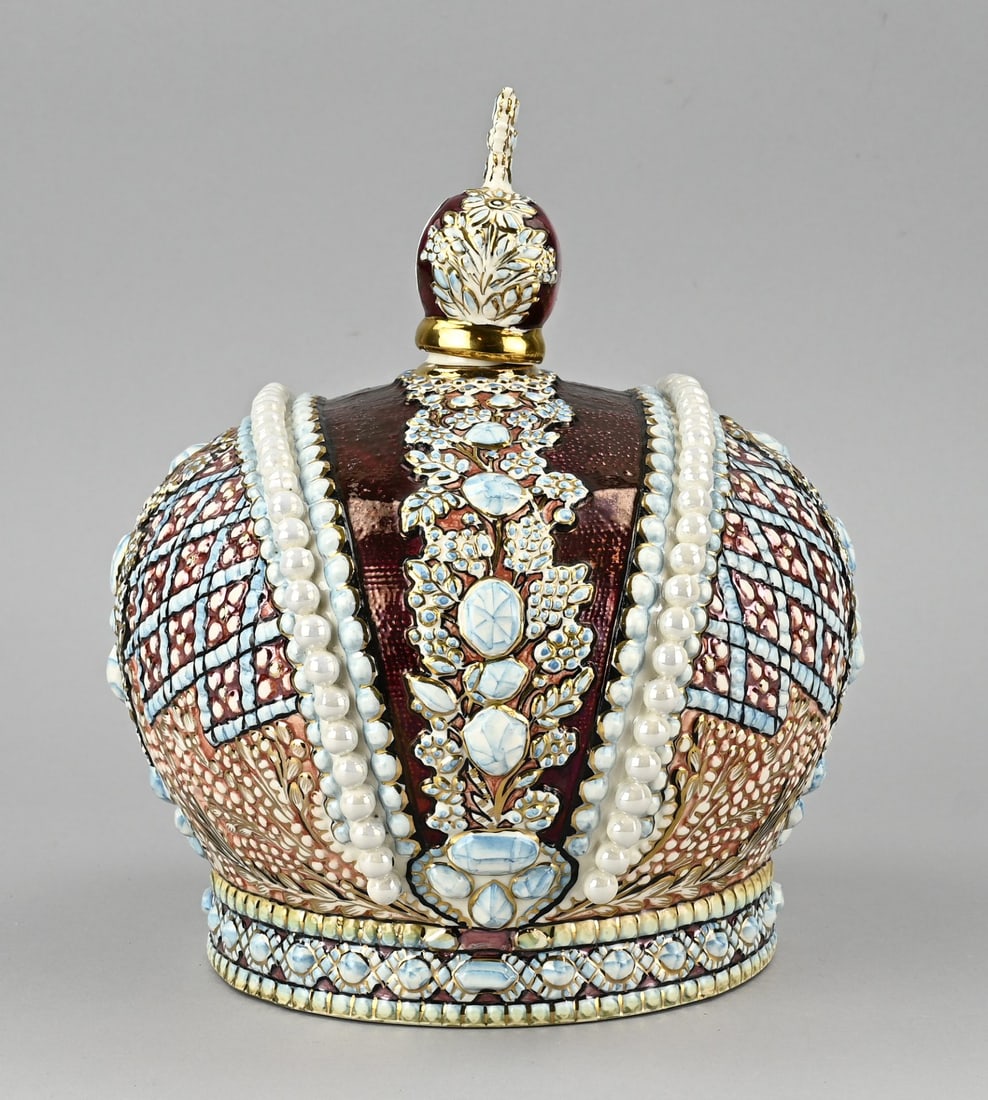 Porcelain vodka bottle (Tsar's crown): Russian porcelain vodka bottle in the shape of a Tsar's crown. 20th century. With various labels. Dimensions: H 27 x Ø 21 cm. In good condition.