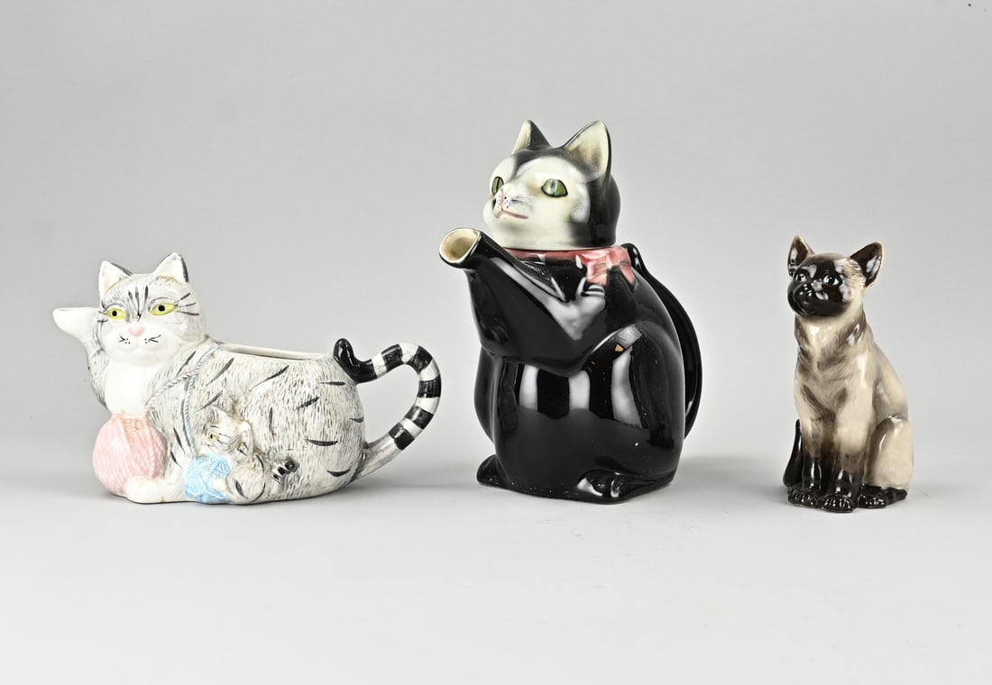 3x Pottery (cat): Three earthenware cats. 20th century. 2x pitchers. 1x figurine. Marked once. Dimensions: 16 x 23 cm. In good condition.