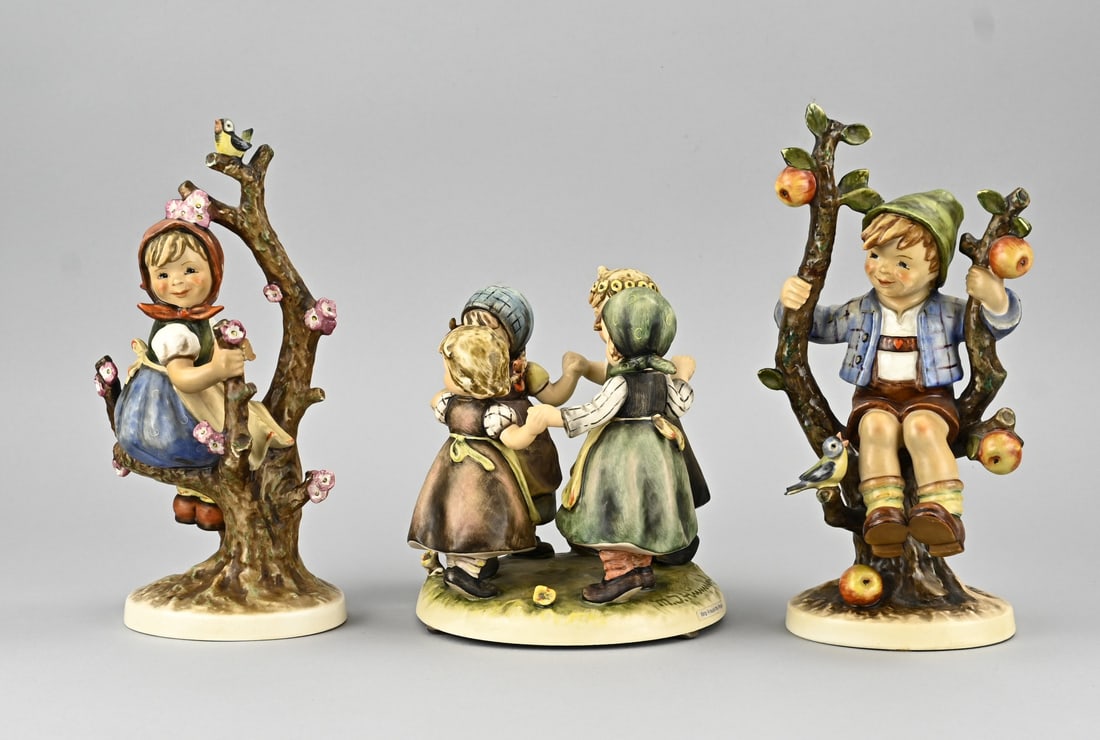 3x Hummel figure (large): Three large old German porcelain Hummel figures. 20th century. 2x 1964 - 1972. 1x 1979 - 1990. Dimensions: 19 - 28 cm. In good condition.