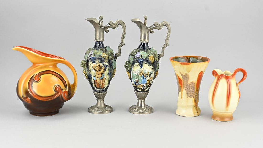 Lot of earthenware (5x): Five pieces of old/antique earthenware. Including: Mosa Maastricht, Art Deco jug. Velsen vase, Art Deco. And two Italian majolica jugs. Dimensions: H 17 - 34 cm. In good condition.