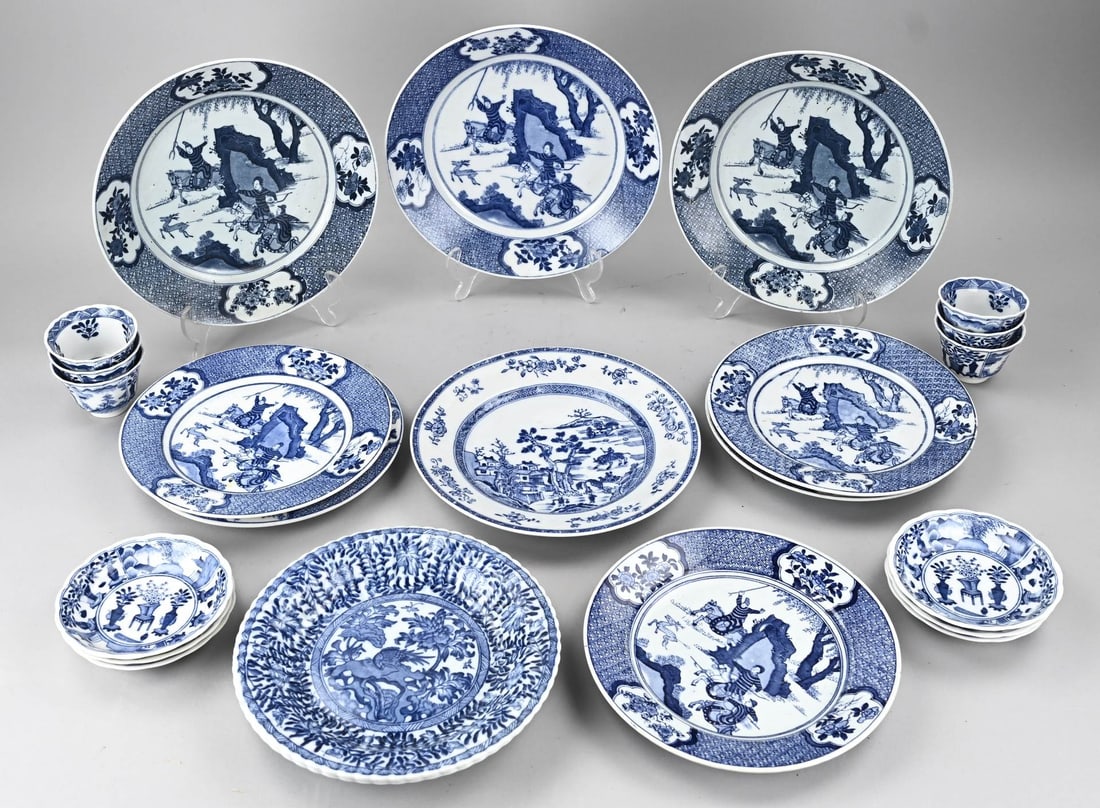 Lot various European porcelain, 1900: Large lot of European porcelain. Chinoiserie decoration. Circa 1900. Dimensions: 7 x 23 cm. In good condition.