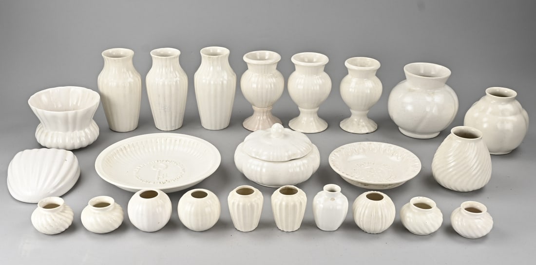 Lot various porcelain (24x): Lot of Delft White faience, by Porceleyne Fles. Quantity: 24x. First half of the 20th century. Dimensions: 6 x 19 cm. In good condition.