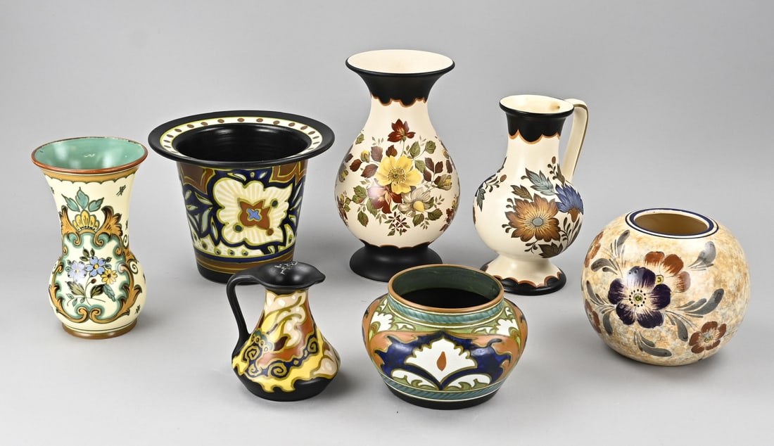 Lot of Gouda pottery (7x): Seven pieces of old/antique Dutch Gouda earthenware. 20th century. Small jug, rim glued, rest good, spout missing from right rear. Dimensions: 11 x 24 cm.