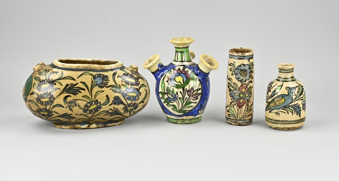 4x Porcelain (jardiniere, tulip vase, 2x flower vase): Four antique Persian vases. Various. 19th - 20th century. Floral decoration. Dimensions: 14 - 25 cm. In good condition.