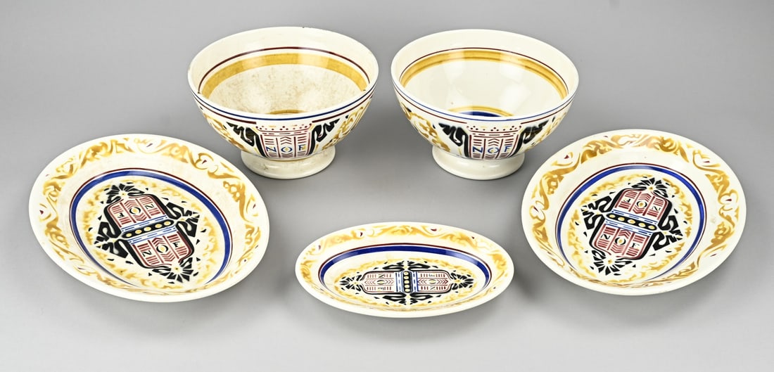5x Delft fayence (Calvé Oil): Five pieces of rare Dutch ceramics. Circa 1920. Calvé Delft Oil Factories, with Art Deco decoration. Dimensions: 22 x 32 cm. In good condition.
