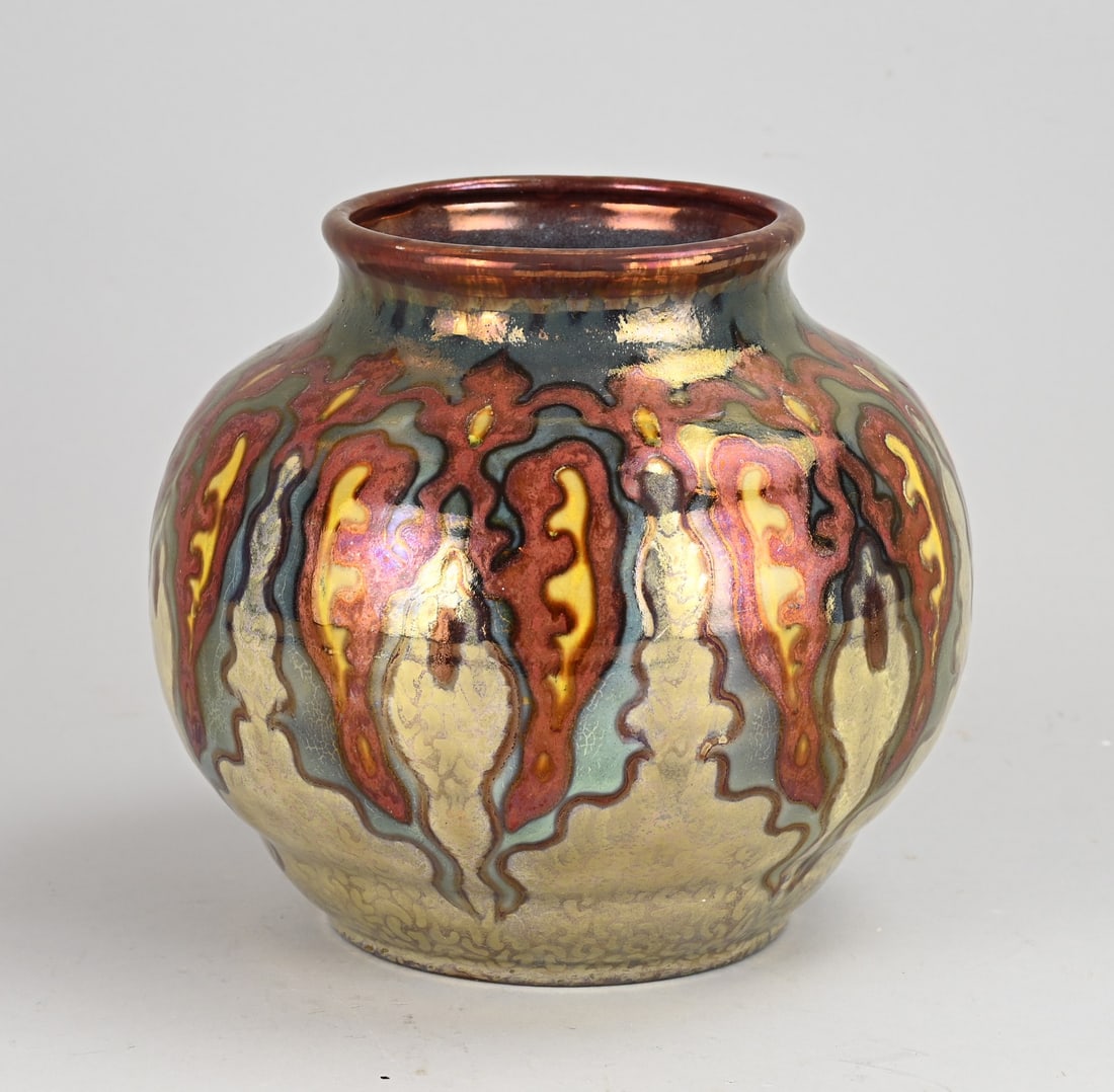 Gouda Plazuid ball vase, 21 x Ø 21 cm.: Polychrome Art Deco Gouda Plazuid earthenware spherical vase. Decoration: Unique. Circa 1910. Dimensions: H 21 x Ø 21 cm. In good condition.