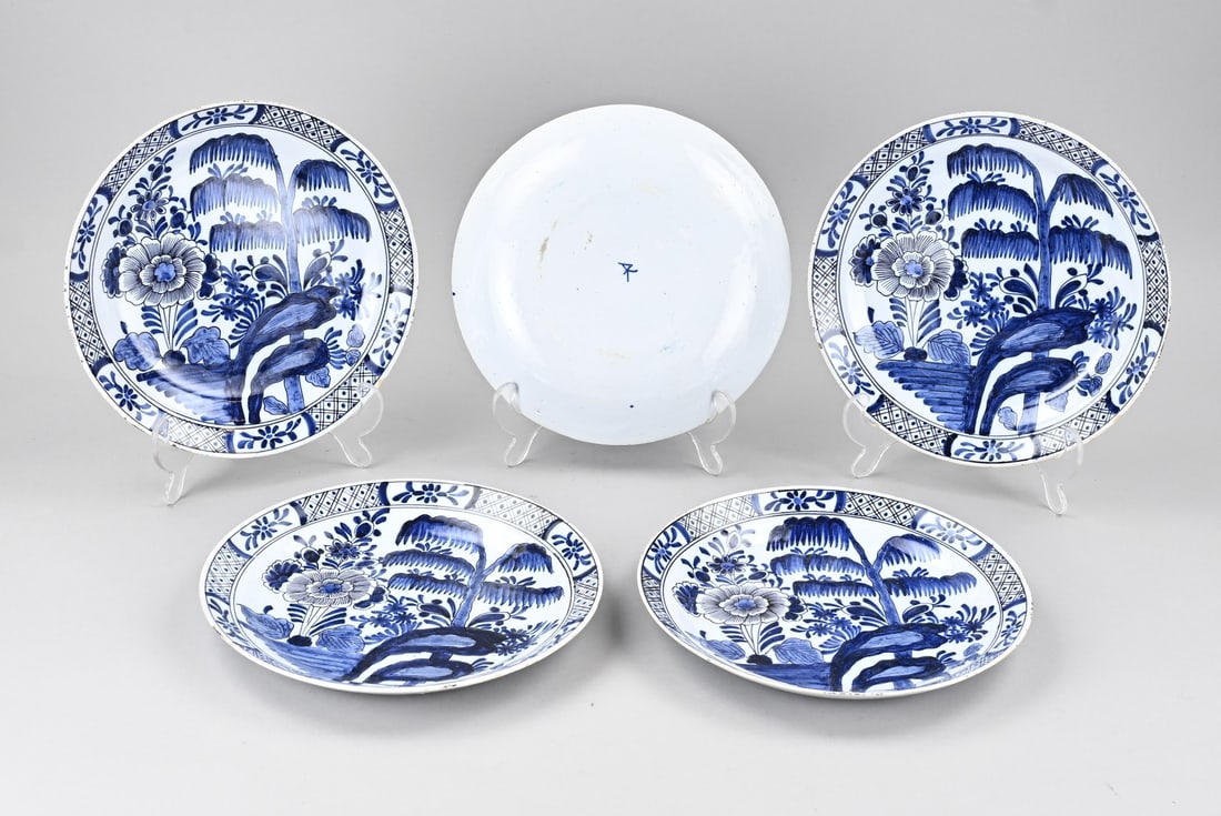 5x Delft plate (AK) approx. Ø 20 cm.: Five 18th-century Delft plates with chinoiserie decoration. With base mark. AK. Dimensions: approx. Ø 20 cm. In good condition.
