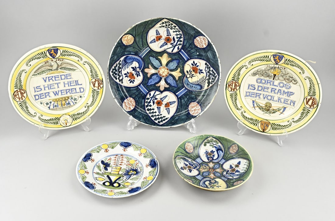 Lot of Dutch plates (5x): Five diverse Dutch polychrome faience plates. Including 18th century + 2x 1919 relating to World War I. Jac. Reintjes Amsterdam (hairline crack). Dimensions: Ø 22.5 x 34.5 cm. In good condition.