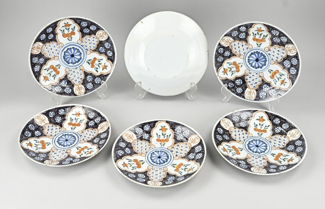 6x Delft plate Ø 23.2 cm.: Six 18th-century polychrome Delft faience plates with floral decoration. Dimensions: Ø 23.2 cm. In good condition.