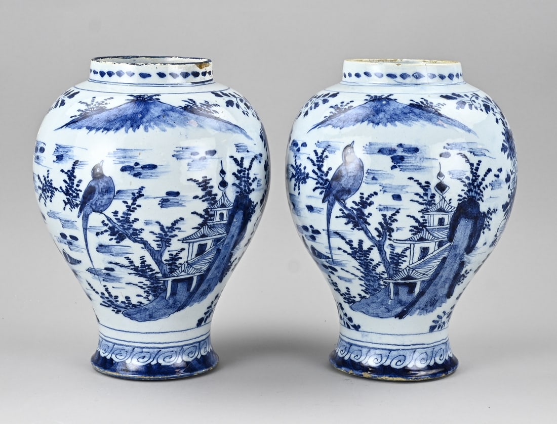 2x Delft vase, H 28 cm.: Two 18th-century Delft faience vases with chinoiserie decoration. 2x Rim restoration. Dimensions: H 28 cm. In good condition.