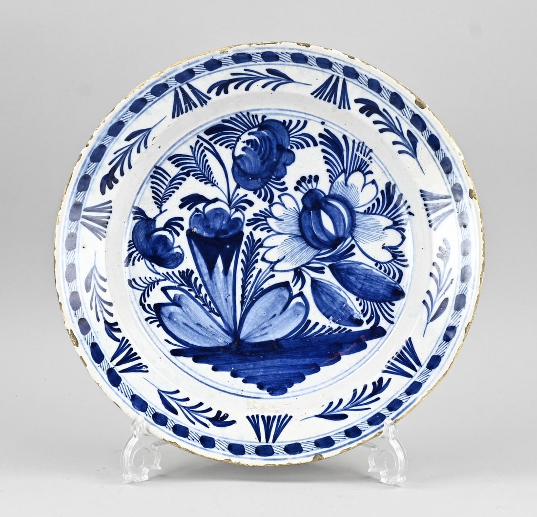 Delftware dish Ø 34.5 cm.: Large, intact 18th-century Delft faience dish with floral decoration. Dimensions: Ø 34.5 cm. In good condition.