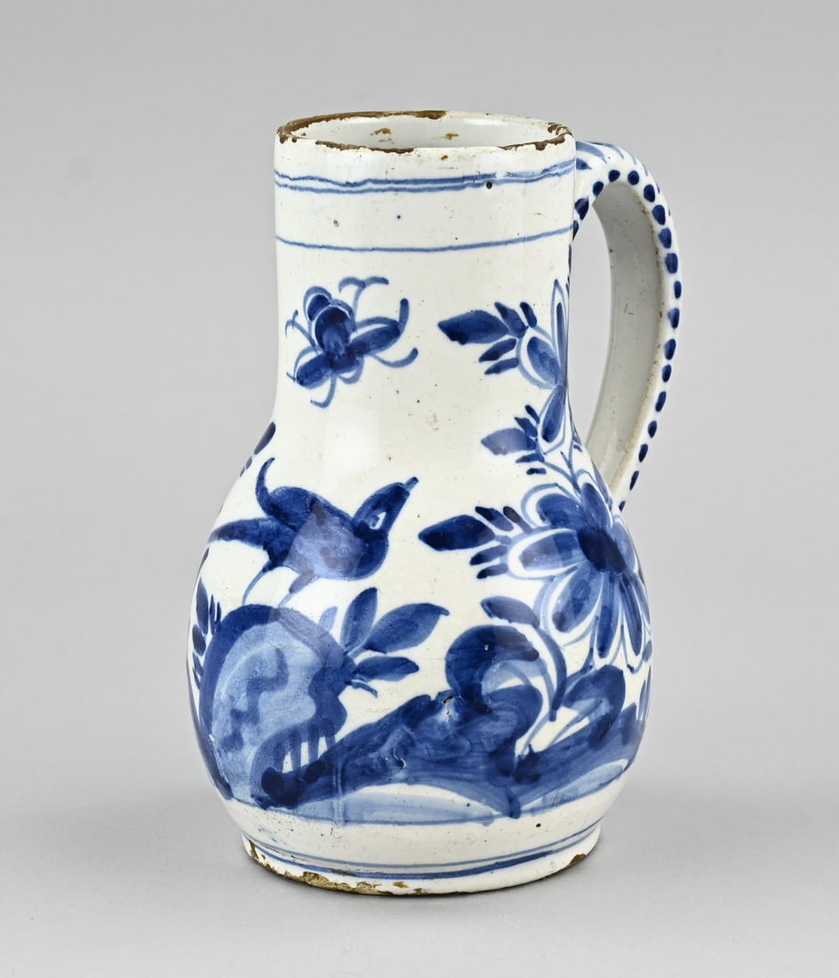 Delft beer mug, H 20.3 cm.: 18th-century Delft faience beer mug with chinoiserie decoration. Dimensions: H 20.3 cm. In good condition.