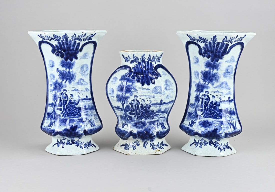 3-piece Delft cabinet set: Antique three-piece Delft faience cabinet set with figures in a landscape decoration. Dimensions: H 25 - 30 cm. In good condition.