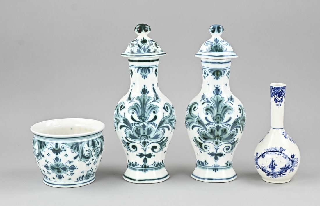 Porceleyne Fles Lot (4x): Four pieces of Delft faience by Porceleyne Fles. First half of the 20th century. Dimensions: 10 x 27 cm. In good condition.