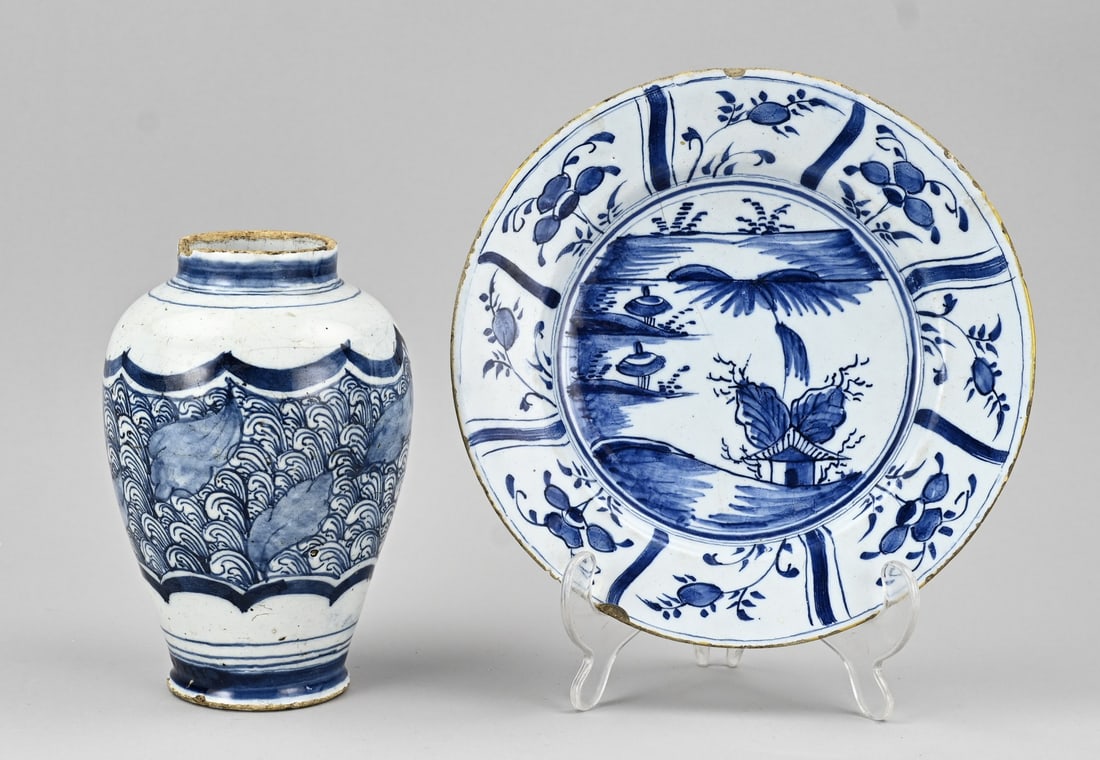 2 Pieces Delft (plate + vase): Two pieces of 18th-century Delft faience. 1x Vase. 1x Plate (hairline crack). Dimensions: Ø 18 - 22.5 cm. In fair/good condition.