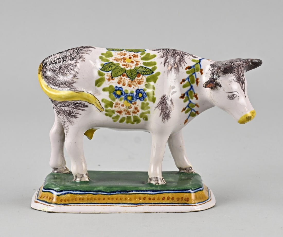 Antique Makkumer fayence cow, 14 cm.: Antique, polychrome Makkum faience cow. Marked Tichelaar. Dimensions: 14 cm. In good condition.