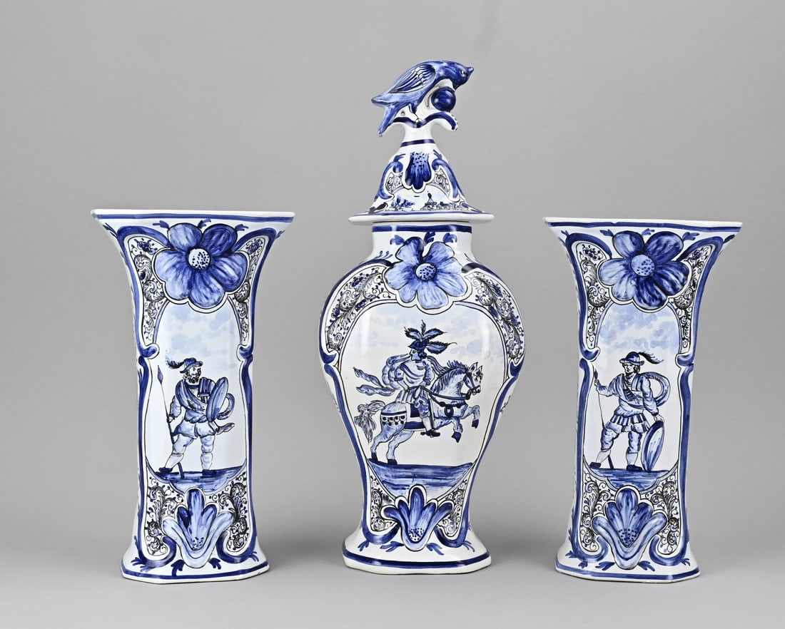 3-piece Delft cabinet set: Antique three-piece Delft faience cabinet set with floral/figurative decoration. First half of the 20th century. Dimensions: H 29 - 43 cm. In good condition.