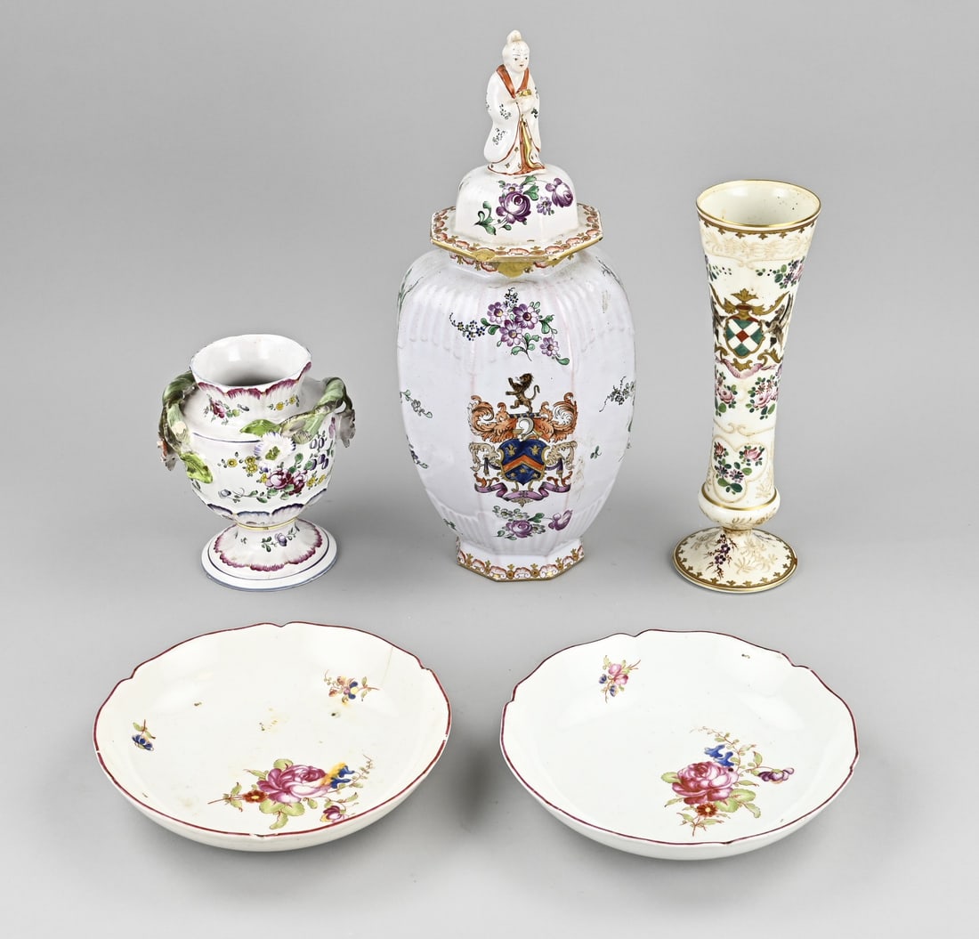 Five parts Fayence (France/Strasbourg): Five pieces of faience. 1x Lidded vase with floral/coat of arms decoration, circa 1800. 2x Plate, 18th century, Strasbourg, Conte Custine 1780 - 1793. 1x Faience vase with floral decoration, circa 180