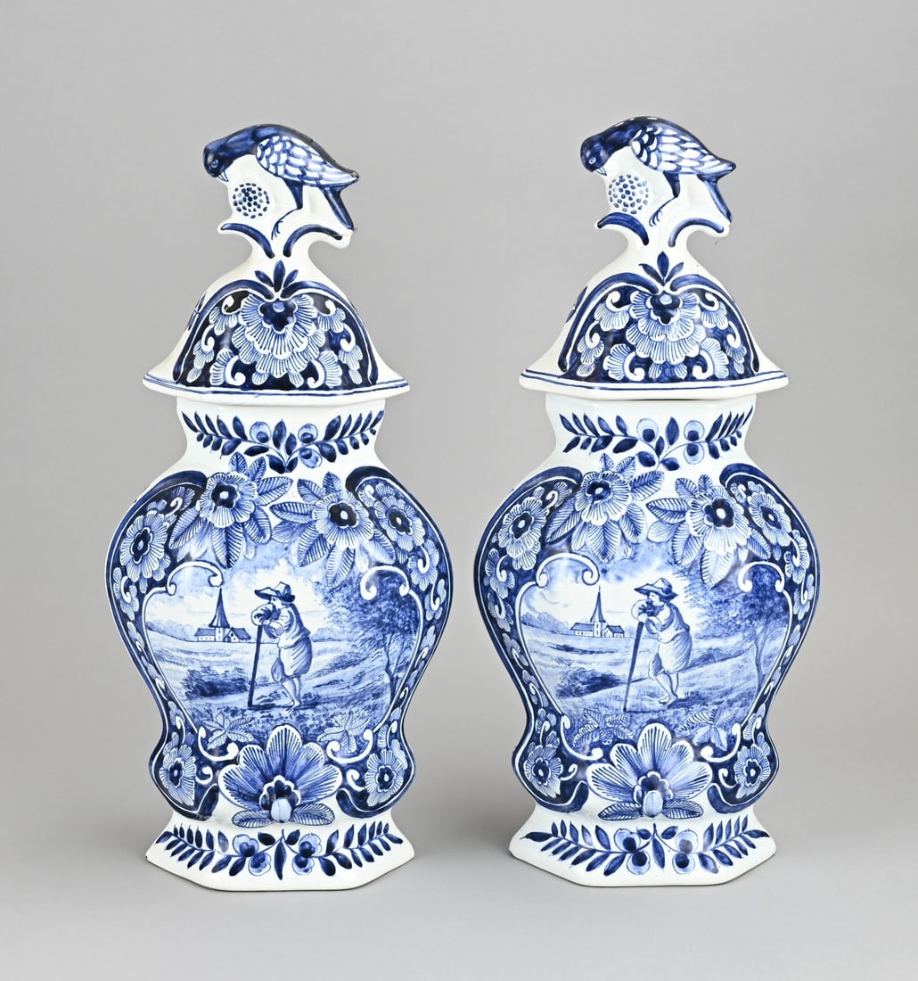 2x Delft lidded vase, H 39.5 cm.: Two old/antique Delft faience lidded vases with figurative/floral decoration. Dimensions: H 39.5 cm. In good condition.