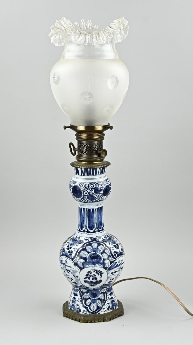 Delft vase lamp, 70 cm.: Antique table lamp, made from a Delft faience bulbous vase with chinoiserie decoration. Later electrified. Dimensions: H 70 cm. In good condition.