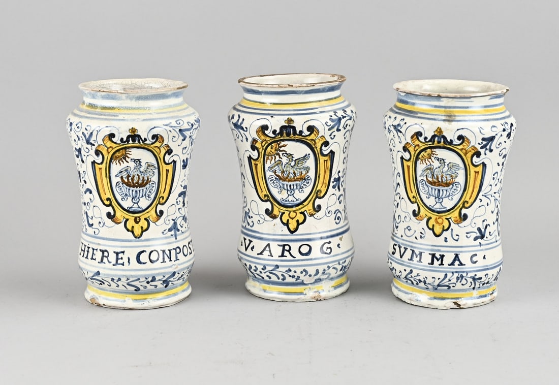 3x Albarello 18th: Three 18th century polychrome majolica albarello apothecary jars. 1x Hiere Composta. 1x Summac. 1x V. Arog. Dimensions: 18.5 cm. In good condition.