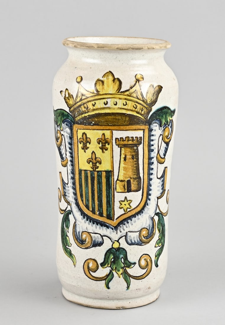 Albarello with coat of arms decor, H 25.5 cm.: Old/antique polychrome faience albarello apothecary jar with family crest decoration. Dimensions: H 25.5 cm. In good condition.