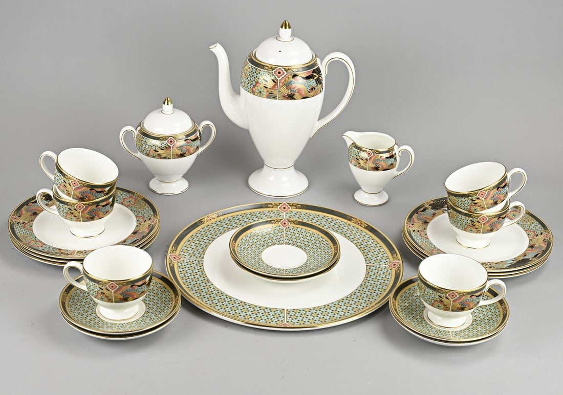 Wedgwood tea set: Sixteen-piece porcelain Wedgwood tea set with bird/gold decoration. 20th century. Dimensions: 7 x 30 cm. In good condition.