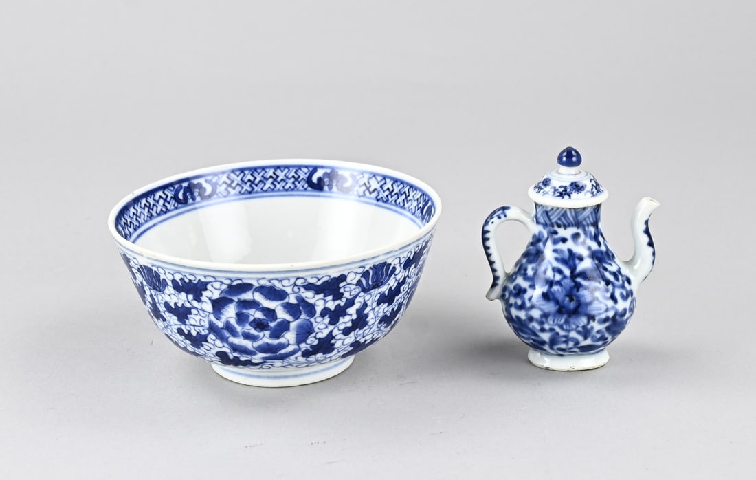 2x Chin. porcelain (bowl/mini steeping pot): Two pieces of 19th-century Chinese porcelain. 1x Bowl with floral/garden decoration, four-character base mark. 1x Mini teapot with floral decoration. Dimensions: 9.5 x 12.7 cm. In good condition.