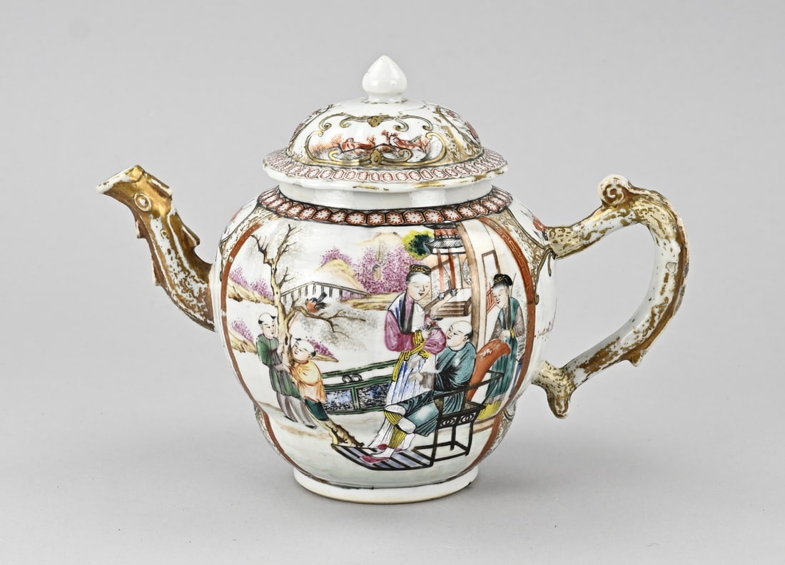 Rose Family teapot Ø 12 cm.: Beautiful 18th-century Chinese porcelain Rose Family teapot with mandarin decoration. Handle restored at some point, lid has one chip. Dimensions: 17 x 22 x Ø 12 cm. In reasonable condition.