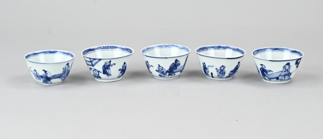 5x Chinese cup Ø 6.5 cm.: Five 18th-century Chinese porcelain Kang Xi cups with figures and jester decoration all around. Three cups in good condition, two cups with rim chipping. Dimensions: H 4 x Ø 6.5 cm. In fair/good cond