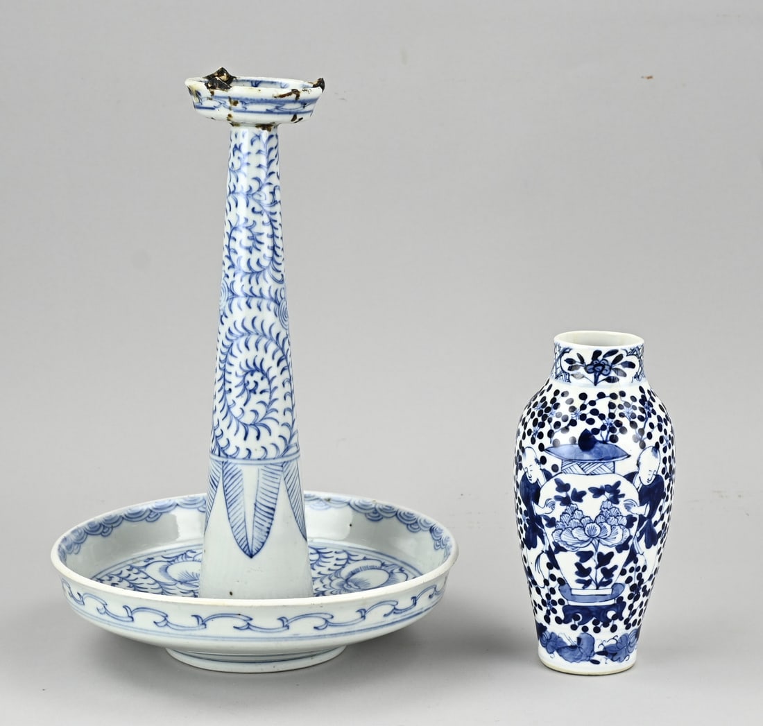 2 Pieces Chinese porcelain: Two pieces of Chinese porcelain. 19th century. 1x Oil lamp, floral decoration. 1x Vase with vase scene + youths decoration + four marks base mark. Dimensions: H 19 - 32 cm. In good condition.
