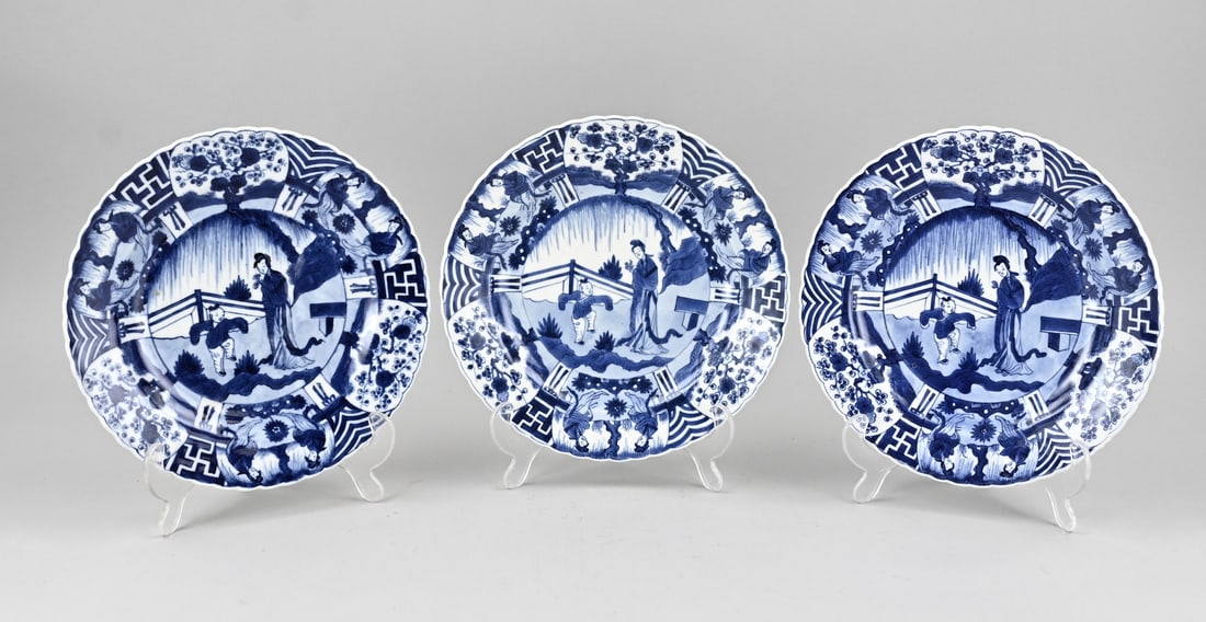 3x Chinese plate Ø 23.5 cm.: Three 18th-century Chinese porcelain Kang Xi plates with a geisha/jester in a garden decor. Dimensions: Ø 23.5 cm. In good condition.