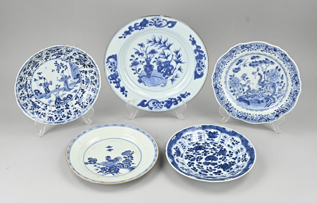 5x Chinese plate Ø 23 - 27 cm.: Five 18th-century Chinese porcelain plates. Assorted. Damaged and/or chipped. Dimensions: Ø 23 - 27 cm. In reasonable condition.