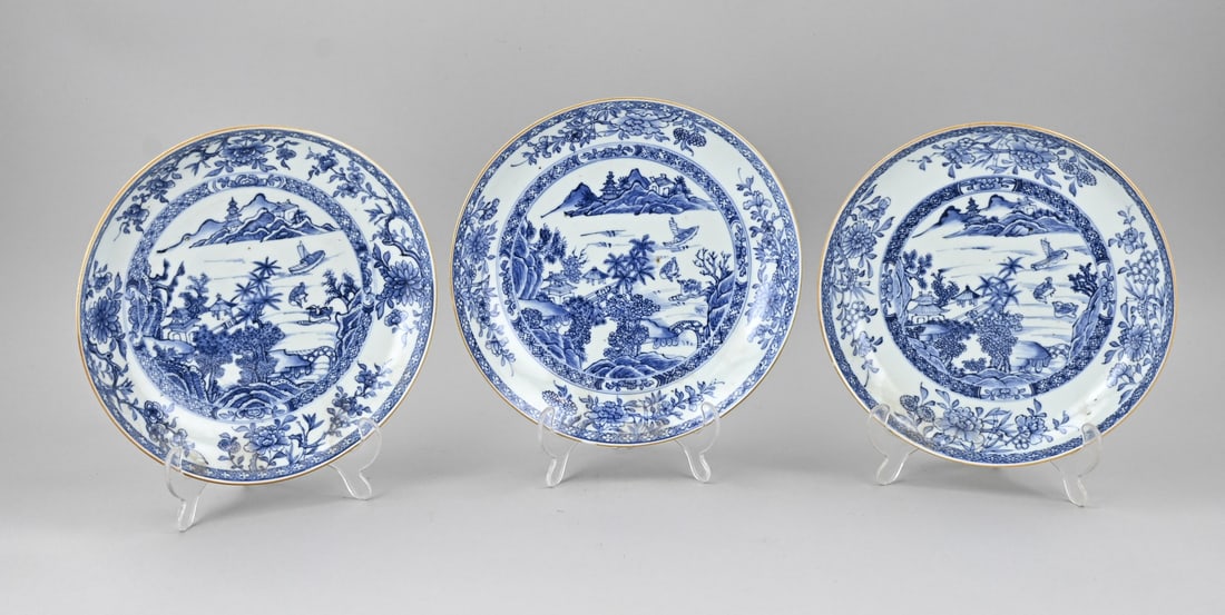 3x Antique Chinese plate Ø 25 cm.: Three 18th-century Chinese Cheng Lung porcelain plates with landscape decoration. Two plates in good condition. One plate has hairline cracks and chips. Dimensions: Ø 25 cm. In fair/good condition.