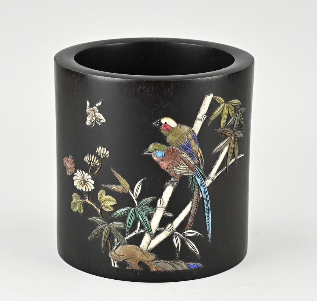 Chinese brush vase (hardwood) Ø 16.8 cm.: Old Chinese hardwood brush vase with signature and decoration of birds of paradise in a boscage + text. Decorated with bone, natural stone, and mother-of-pearl. Dimensions: H 17 x Ø 16.8 cm. In good