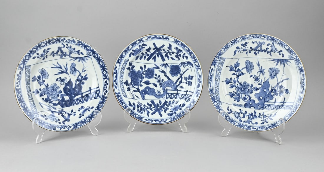 3x Chinese saucer Ø 22.6 cm.: Three 18th-century Chinese porcelain plates with garden decor. Two plates, one chipped. Dimensions: Ø 22.6 cm. In good condition.