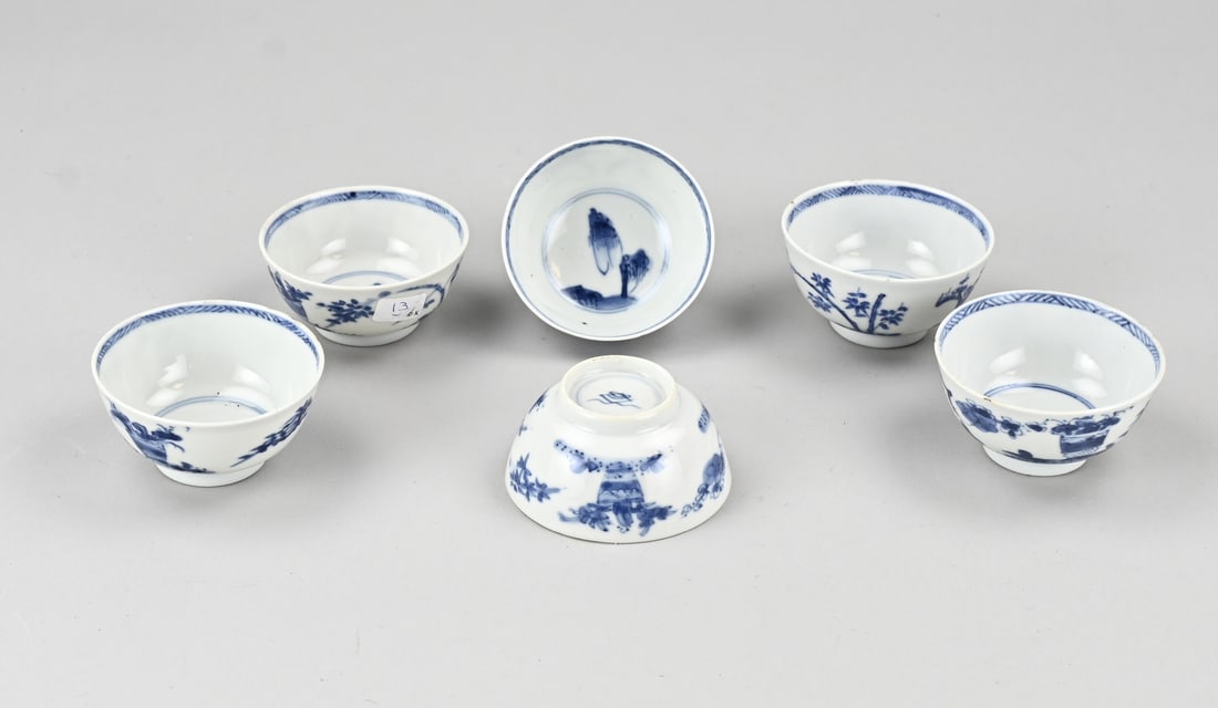 Lot Kang Xi cups (6x): Six 18th-century Chinese porcelain Kang Xi cups with floral decoration. With base mark. Dimensions: H 4 x Ø 7.3 cm. In good condition.