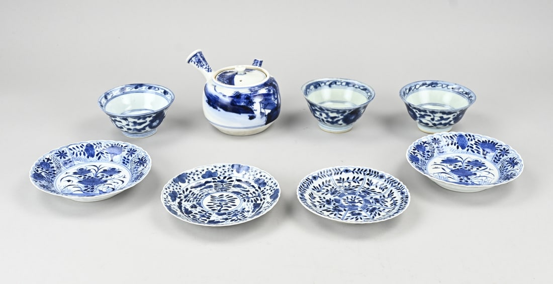 Lot of various Chinese items (8x): Lot of eight pieces of diverse antique Chinese porcelain. Consisting of: 4x saucers, 19th century, floral decoration, of which two are intact and two with chips. 1x Cheng Lung plate, one chip. 1x Plat