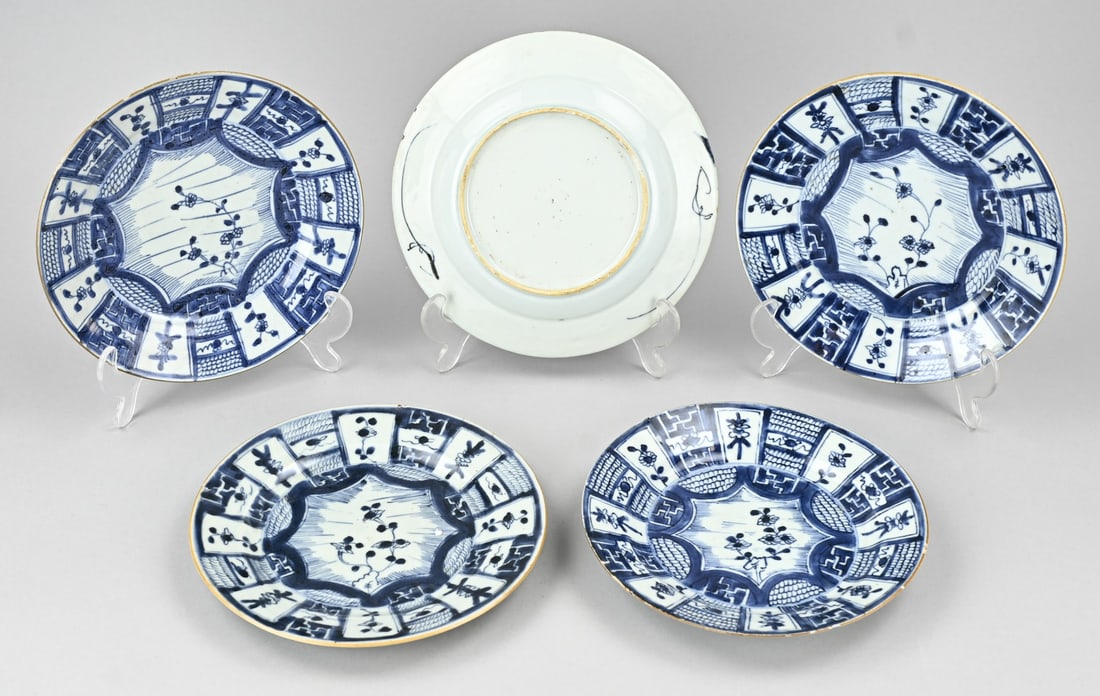 5x Chinese plate Ø 20.7 cm.: Set of five 18th-century Chinese porcelain plates with floral/swastika decoration. Some chips. Dimensions: Ø 20.7 cm. In fair/good condition.