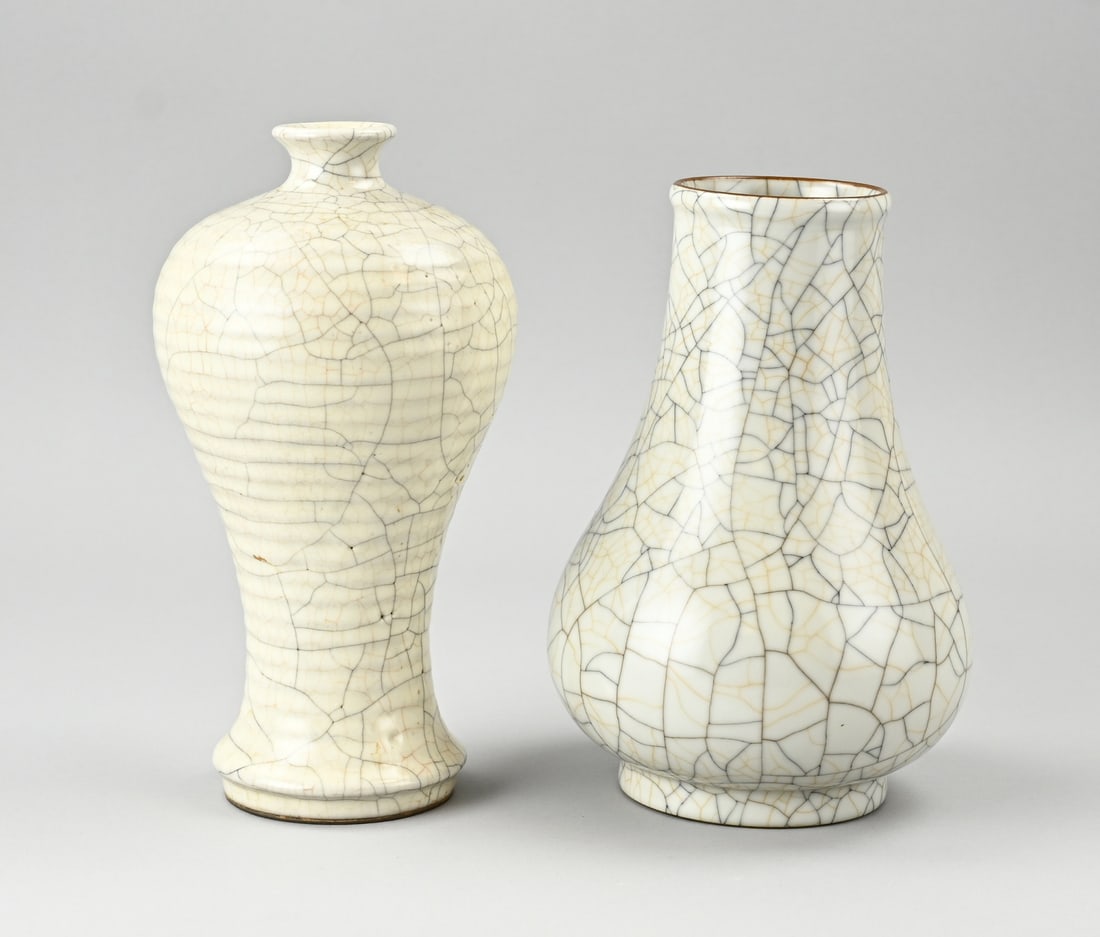 2x Chinese celadon vase, H 21.5 - 24 cm.: Two old Chinese porcelain celadon vases. 1x Meiping vase. 1x Baluster vase with base mark. Dimensions: H 21.5 - 24 cm. In good condition.